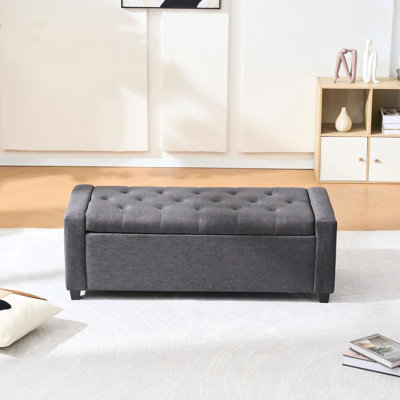 Banc de rangement 48 po avec sièges pour la chambre à coucher, le salon, le vestibule, gris, tissu, structure en bois, pieds en caoutchouc noir, charnières, coutures en losange, rangement traditionnel américain, accoudoirs carrés