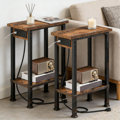 Ensemble de tables d'appoint à 2 niveaux avec station de charge, tables de bout étroites avec rangement ouvert pour les petits espaces, table de chevet pour chambre à coucher et salon