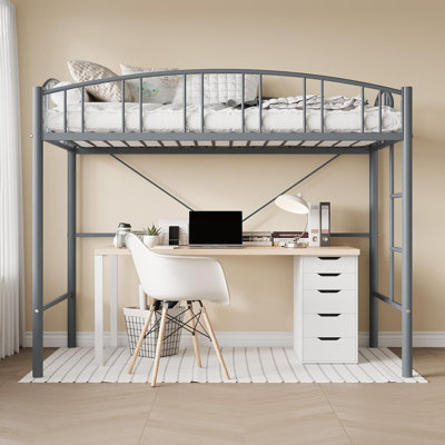 Structure de lit simple en métal avec garde-corps et échelle arqués, gris mat
