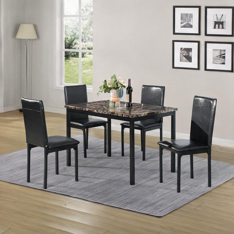 Ensemble de coin-repas 5 pièces avec plateau en faux marbre, structure en métal noir profond et 4 chaises rembourrées
