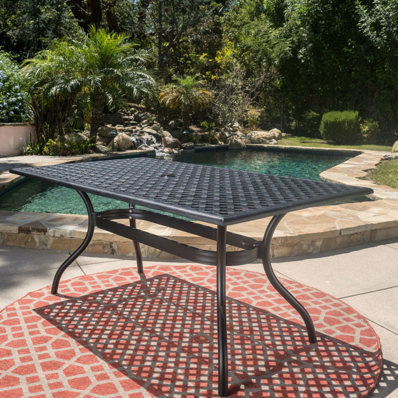 Table d'extérieur rectangulaire en aluminium coulé. Noir, 36,84 po Large, 66,39 po de profondeur, 30,57 po de hauteur. Surmonté d'un porte-parapluie en aluminium pour motif de jardin
