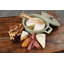 Plats à brie ronds en grès blanc, 2 pièces, avec couvercle et spatules en bois.