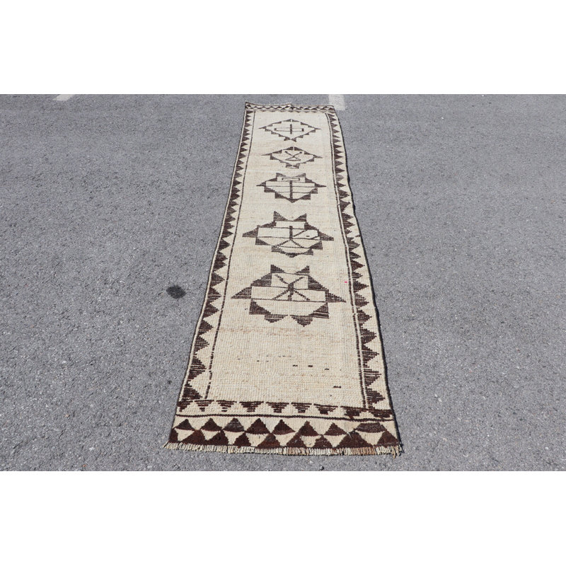 Tapis de couloir turc rétro tissé à la main en beige avec un motif tribal, idéal pour le revêtement de sol décoratif