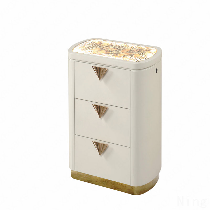 Table de chevet 3 tiroirs, en bois, moderne avec des accents dorés en beige