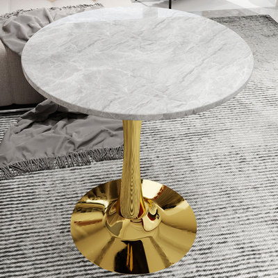Cette table basse de 27,6 pouces de style moderne Mid-Century peut accueillir de 2 à 4 personnes et comprend un plateau de table rond en marbre texturé qui convient à divers environnements.