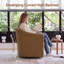 Fauteuil pivotant de 71 cm de large en similicuir, à assise profonde et dossier haut, orné de clous décoratifs.-132917032