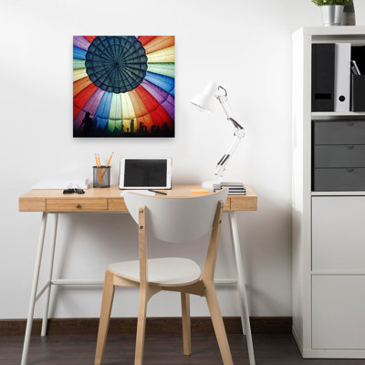 Affiche murale abstraite et colorée représentant un paysage naturel à l'intérieur d'un ballon arc-en-ciel