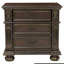 Table de chevet formelle en cerisier foncé avec 3 tiroirs et ornements décoratifs dorés