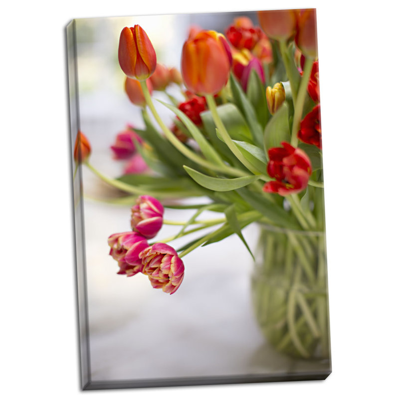 « fleuriing tulips », reproduction de photo, H 36 po x l 24 po x P 0,75 po, Toile tendue
