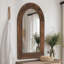 Élégant miroir mural arqué avec cadre en bois de pin - couleur brun foncé, conception murale ou inclinée polyvalente pour la chambre à coucher, le vestibule et le salon-1939713232-1939713244