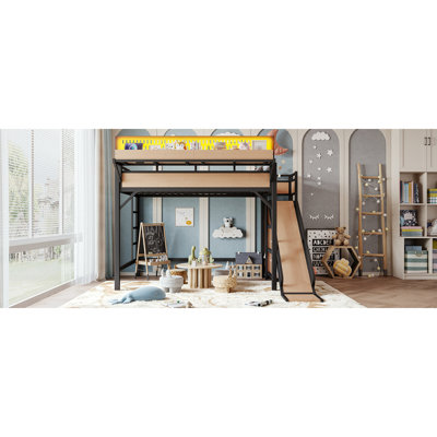 Lit mezzanine pleine grandeur avec glissade, tablettes de rangement et garde-robe intégrée, cadre de lit mezzanine en métal avec ports USB et lumières DEL, avec panneau perforé, sécuritaire et solide, naturel