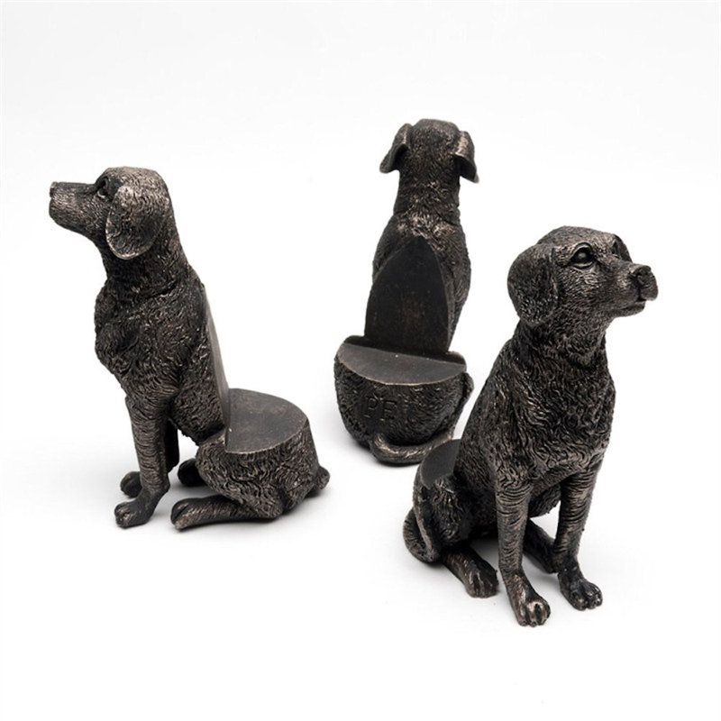 Pieds de jardinière couleur bronze assis dans une boîte-cadeau