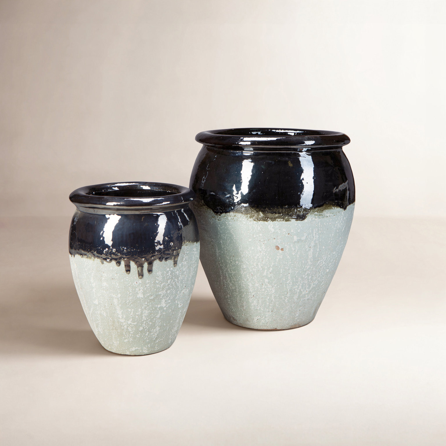 19" Pot Planter, Black/Graystone
