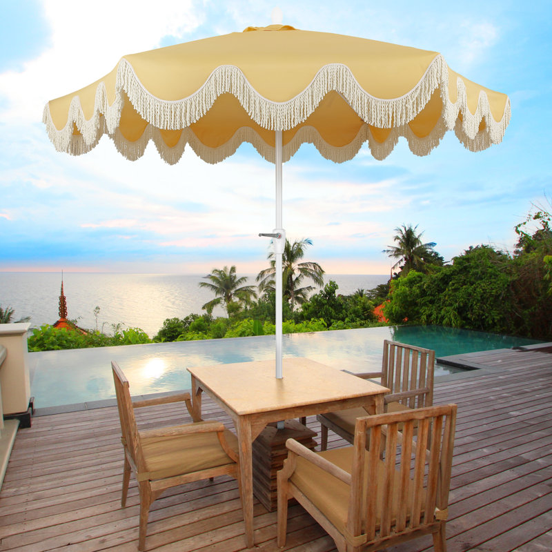 Parasol d'extérieur à frange bohémienne de 9 pi avec manivelle et inclinaison Collins, pavillon jaune moutarde / crème festonné résistant aux rayons UV, mât blanc