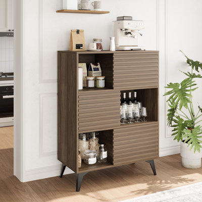 Armoire de rangement cannelée moderne avec portes coulissantes - armoire de plancher en bois de 43 po de hauteur avec tablettes réglables, présentoir à 3 niveaux avec pieds pour le salon, la cuisine, le vestibule - Porte de grille texturée