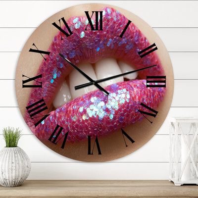 Femme, femme, lèvres, rose, rouge à lèvres et paillettes - horloge murale moderne