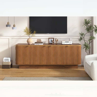 Meuble télé VIBE HAUS de style Mid-Century moderne pour téléviseur de 70 pouces, console multimédia en bois cannelé avec tablettes réglables et trous pour câbles, centre de divertissement avec armoires de rangement, meuble télé de campagne pour le salon