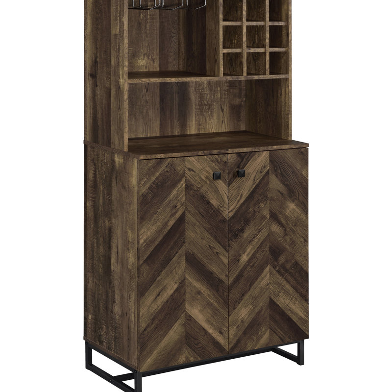 Armoire à vin de style transitionnel à 2 portes, finition chêne rustique, façade à chevrons, rangement pour bouteilles, verres à pied et quincaillerie bronze industriel