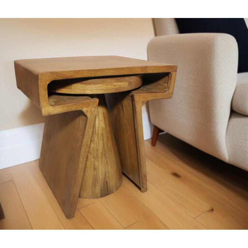 Ensemble de deux tables gigognes en bois massif vieilli noyer