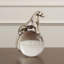 Jaguar sur une sphère de cristal-64095200
