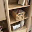 Bureau brun clair et structure légère, rangement ouvert avec tablettes réglables, rangement caché, panneau de tiroir à rallonge pleine capacité, compartiment