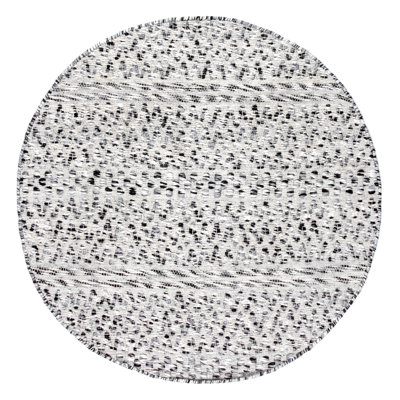 Tapis rayé ivoire et gris claire à motif de chevrons tissé à plat pour l'intérieur et l'extérieur Kallye
