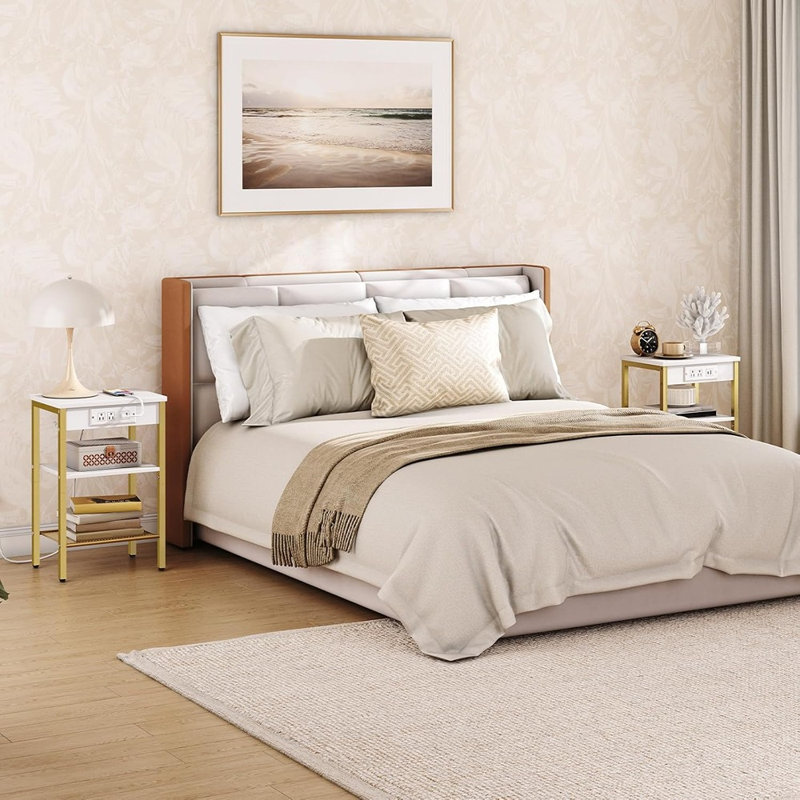 Table d'appoint avec station de charge et port USB, table de chevet à 3 niveaux avec tablette réglable pour le salon, la chambre à coucher et les petits espaces, finition blanche et dorée