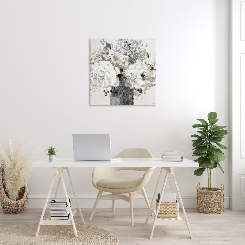 Arrangement floral audacieux et abstrait avec des fleurs expressives de couleur crème par Lanie Loreth, H 30 po x l 30 po