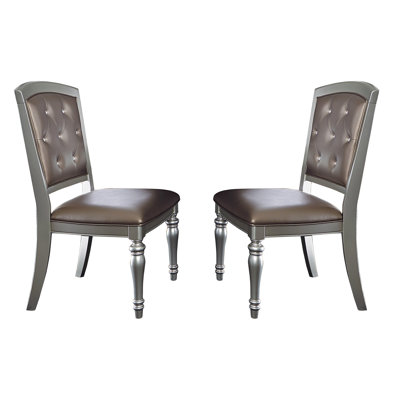 Chaises de salle à manger de style glamour: finition argentée, bois, similicuir, boutons latéraux en cristal et design moderne glamour