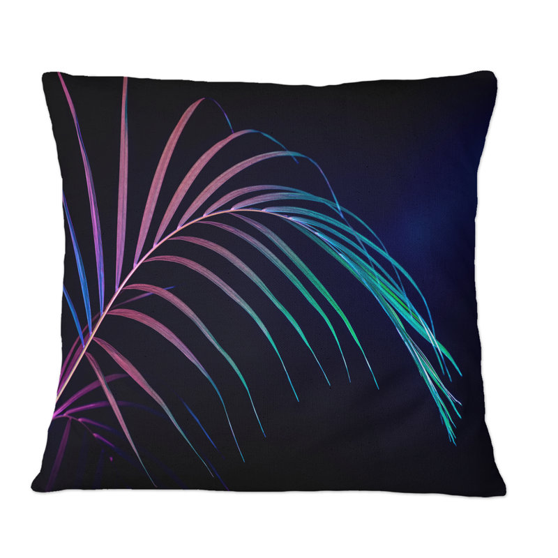 Feuille tropicale abstraite en rose et bleu sur fond noir - coussin décoratif imprimé tropical, 18 po x 18 po