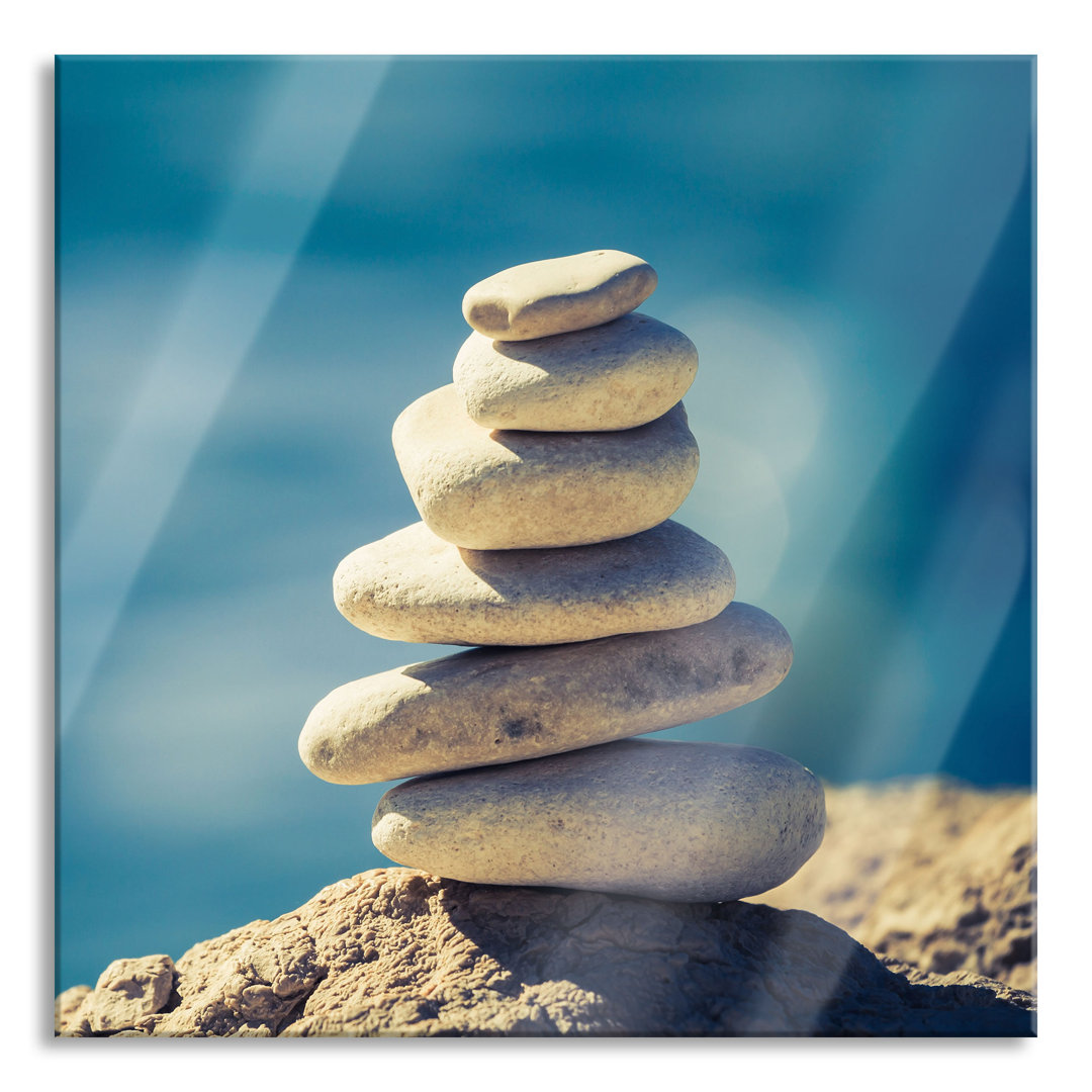 Glasbild Steinpyramide am Strand