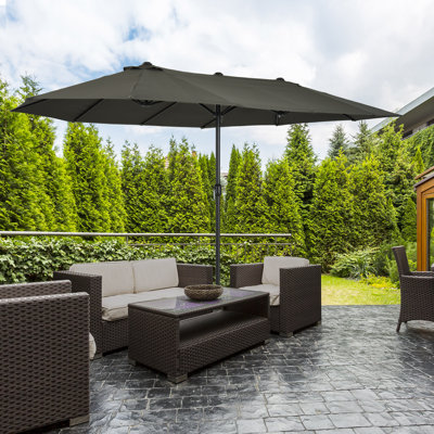 Très grand parasol d'extérieur de 15 pi Outsunny avec poignée à manivelle et bouches d'aération pour cour, terrasse, piscine, marché, gris