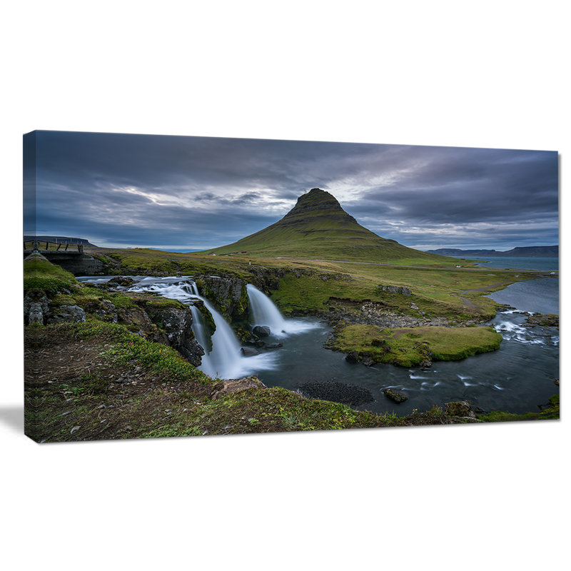 Beautiful Kirkjufellsfoss Waterfall - Reproduction de photo sur toile tendue, H 16 po x l 32 po x P 1 po