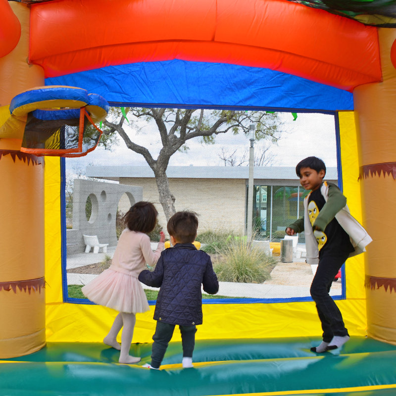 Jeu gonflable avec glissade, pulvérisateur d'eau et panier de basketball avec ventilateur HeroKiddo 13 pi. Tropical Breeze