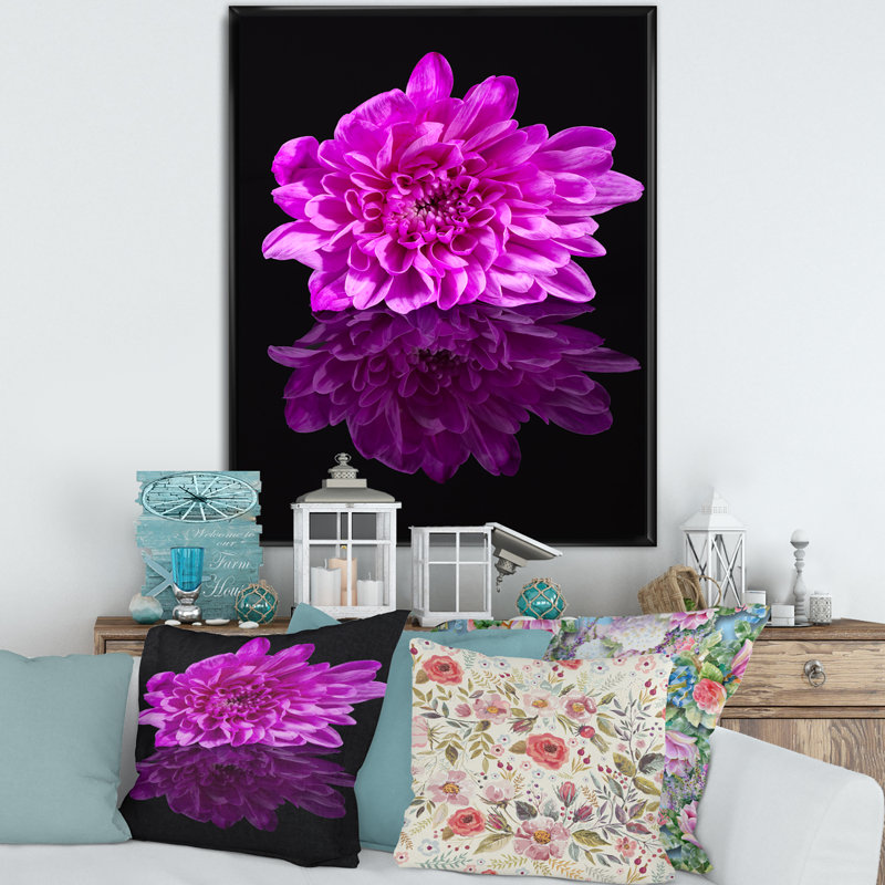 Fleur de chrysanthème simple sur reflet noir - photographie sur toile, H 32 po x l 24 po x P 1 po, Toile avec cadre noir
