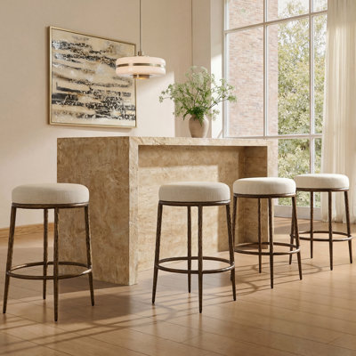 Tabouret de bar moderne Aureon 67 cm (26,5 po) sans dossier, recouvert de lin, avec pieds en métal martelé bronze et repose-pieds circulaire, pour îlot de cuisine, ensemble de 4