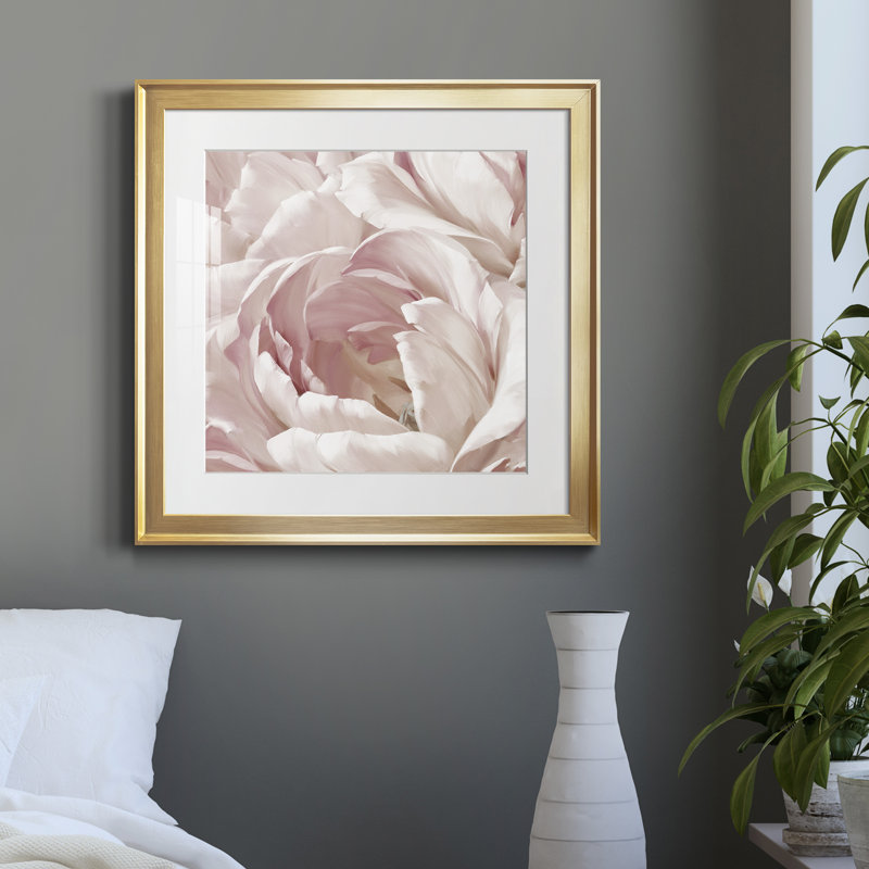Intime Blush II - cadre photo, reproduction d'art sur papier, H 34,5 po x l 34,5 po x P 1,5 po, Encadrement doré