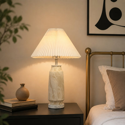 Lampe de table Empire traditionnelle à une lumière avec abat-jour plissé en tissu, crème et marron, pour table de chevet de suite d'hôtel