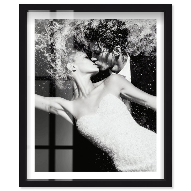 Art sous-marin «Underwater Kiss II» par Notoriart, cadre noir, 36 x 45, 46"H x 37"W, Cadre noir