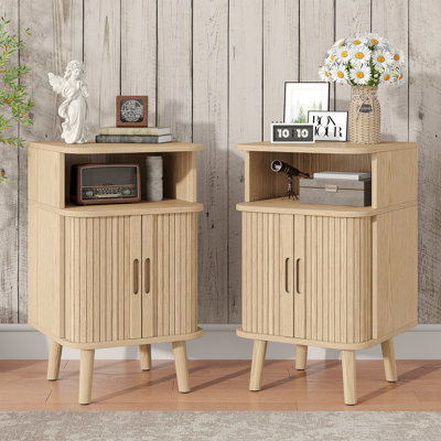 Mid Century Modern Nightstand Set, Fluted End Table 2Pcs With Open Shelf and Storage Cabinet, Curved Round Edge Wood Bedside Table with Slide Doors, Natraul Oak (Set of 2)