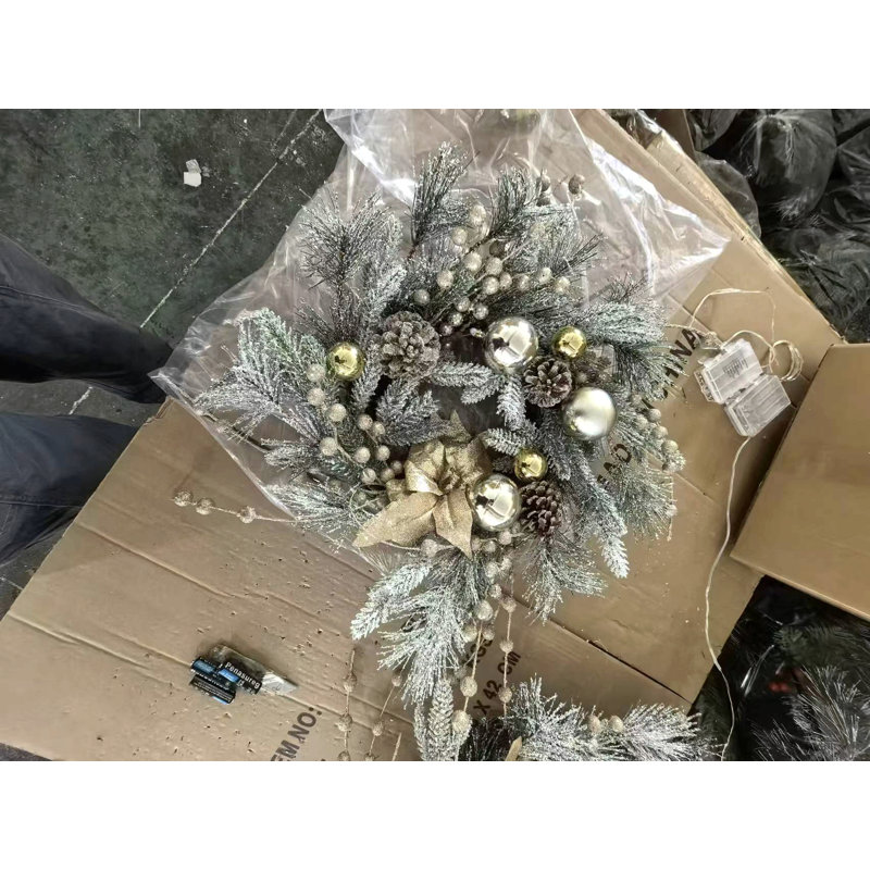 Couronne de Noël avec des lumières chaudes
