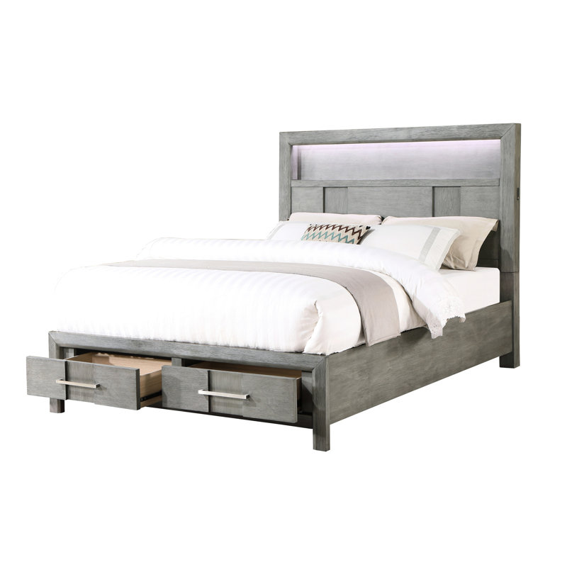Grand lit gris avec structure en bois et tête de lit innovante