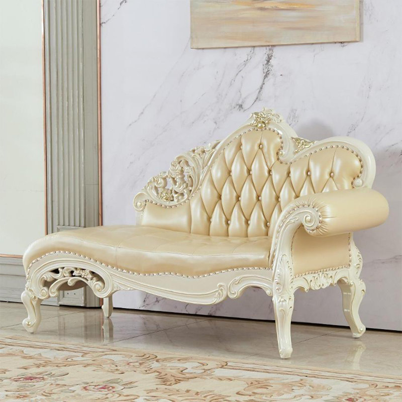 Chaise sculptée en bois massif, Orienté à droite