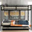 Lit simple superposé au-dessus d'un lit gigogne, structure en métal noir, lit gigogne polyvalent relaxant noir, repos pratique-595609094