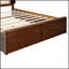 Tête de lit en rotin avec deux tiroirs et un lit gigogne, parfait pour le rangement et l'espace de couchage supplémentaire dans n'importe quelle chambre à coucher.