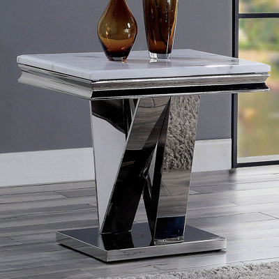 Table de bout Modern Glam avec plateau en faux marbre et base en V en acier inoxydable, facile à nettoyer et élégante
