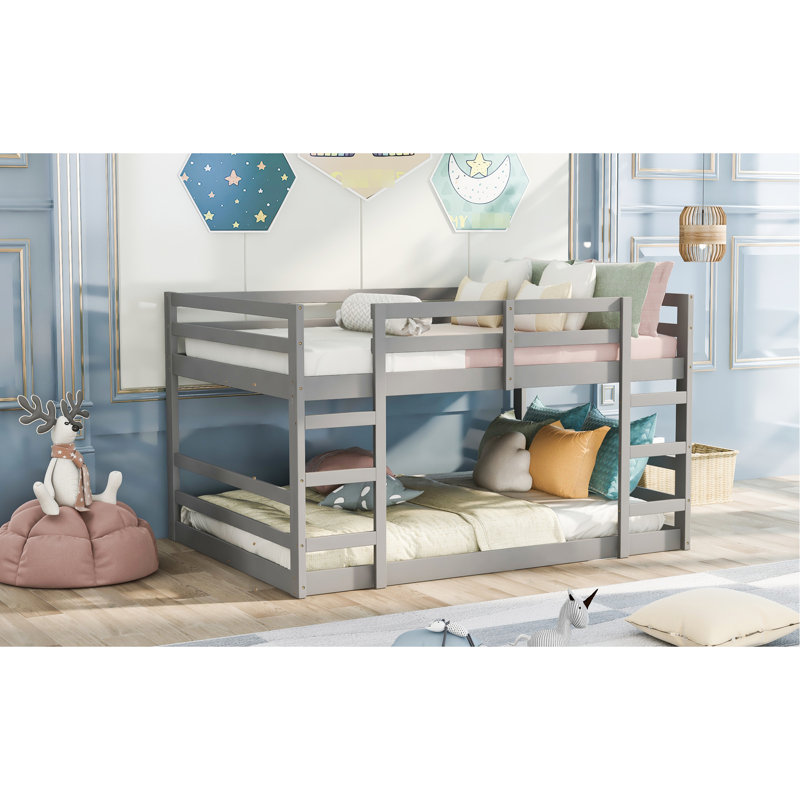 Lit double au-dessus d'un lit superposé avec structure en bois massif gris qui rehausse l'espace de la chambre à coucher.
