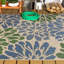 Tapis d'intérieur / extérieur bleu marine / vert à motif floral texturé Hagy-258563879