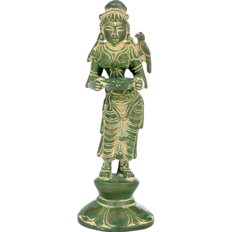 Deepalakshmi avec un perroquet sur l'épaule