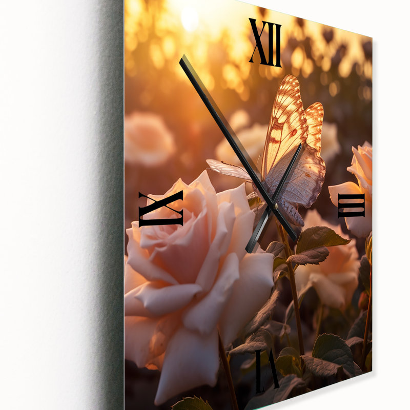 Horloge murale papillon sur une rose pendant le lever du soleil II, Moyen